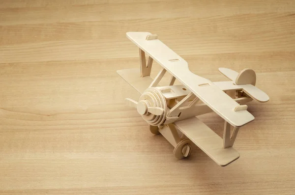 Avión retro sobre fondo de mesa de madera para concepto de viaje — Foto de Stock