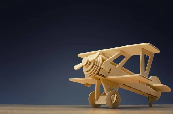 グッズ木製のレトロな飛行機旅行の概念のための木製のテーブル背景に — ストック写真