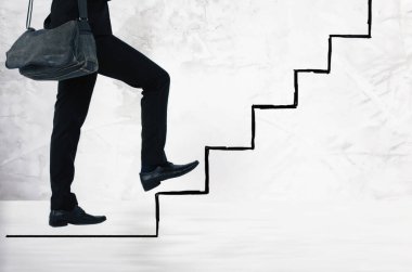 genç işadamı taşıma çantası sapan, merdivenlerden yukarı yürümek