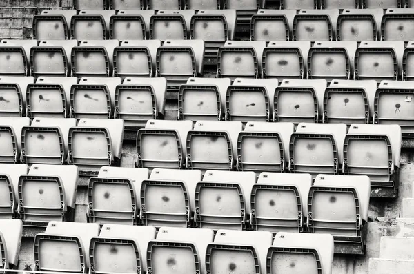 Imagen en blanco y negro de asientos de fila vacíos en el estadio al aire libre — Foto de Stock