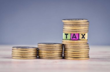 Ahşap küp ile vergi ve sikke üzerinde ahşap masa istifleme