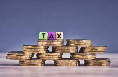  vergi ve sikke üzerinde ahşap masa istifleme ile renkli küp