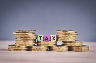  vergi ve sikke üzerinde ahşap masa istifleme ile renkli küp