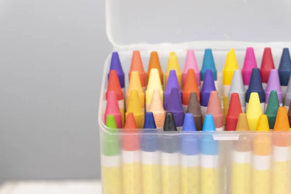 Pastelli colorati nella scatola trasparente. colpo fuoco selettivo ed effetto grano — Foto Stock