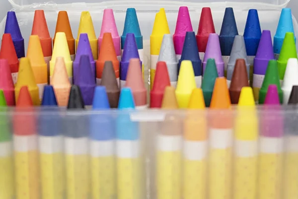 Πολύχρωμα μολύβια στο αποτέλεσμα διαφανούς box.selective εστίαση βολή και το σιτάρι — Φωτογραφία Αρχείου