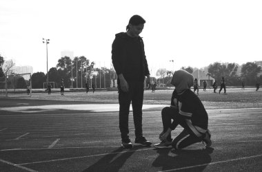 genç sporcu ve sığ derinliği alan arka plan üzerinde duran kadın portresi