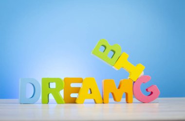 Rüya büyük laf mavi arka plan üzerinde ahşap masa