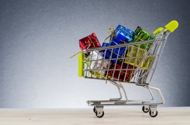 ahşap masa üzerinde grafik güzel degrade arka plan üzerinde alışveriş