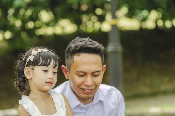 Giovane padre trascorrere del tempo con la figlia al parco durante il fine settimana — Foto Stock