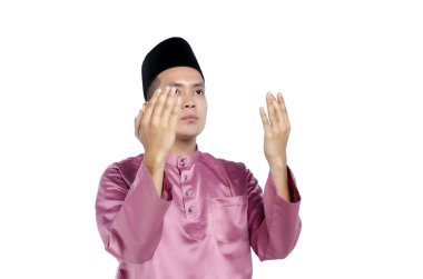 geleneksel giyim yükselen ile Asya yakışıklı el için dua beyaz arka plan üzerinde