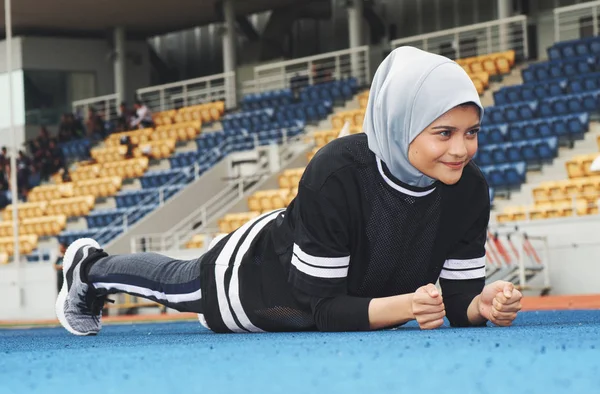 Deportiva estirándose y calentándose un poco antes de correr —  Fotos de Stock