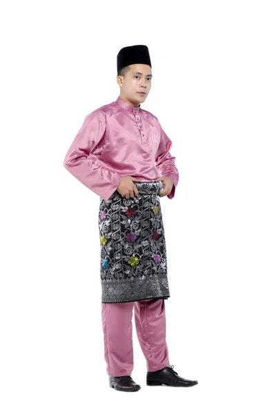 Vacker asiatisk man med traditionella kläder under hari raya över vit bakgrund — Stockfoto