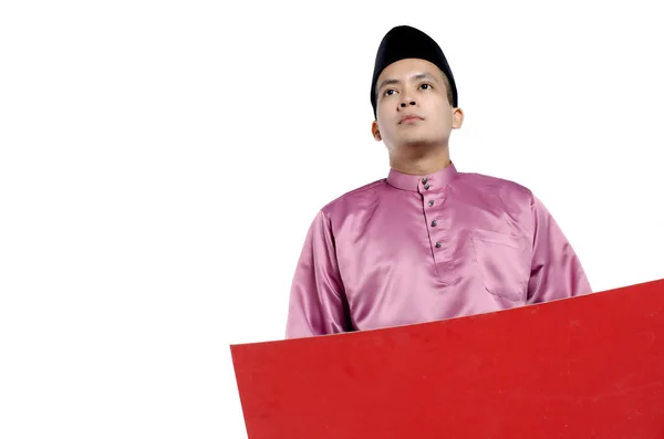 Vacker asiatisk man med traditionella kläder håller röd kartong — Stockfoto