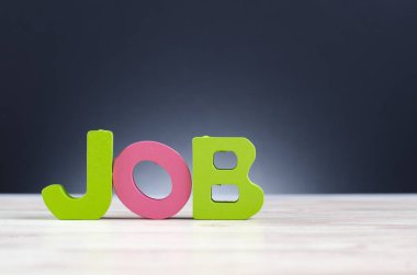 Stüdyo alfabe word iş ahşap masa üzerinde koyu arka plan üzerinde vurdu.