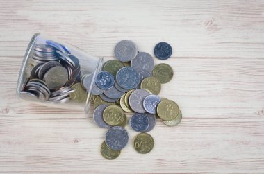 paralar cam dışarı dökülmesini ahşap masa