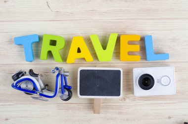  kelime seyahat aksesuarları ile ahşap arka plan