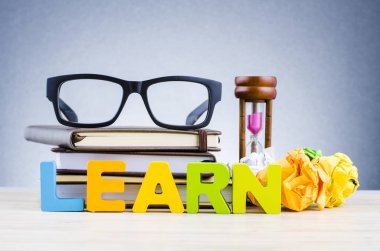 alfabe kelime öğrenin koyu arka plan üzerinde ahşap masa
