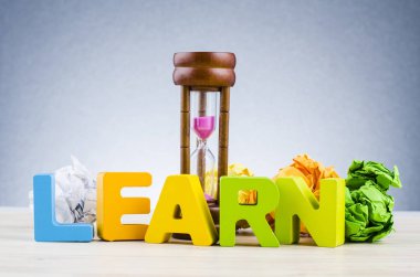 alfabe kelime öğrenin koyu arka plan üzerinde ahşap masa