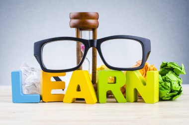 alfabe kelime öğrenin koyu arka plan üzerinde ahşap masa