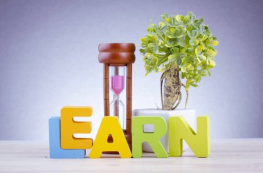 alfabe kelime öğrenin koyu arka plan üzerinde ahşap masa