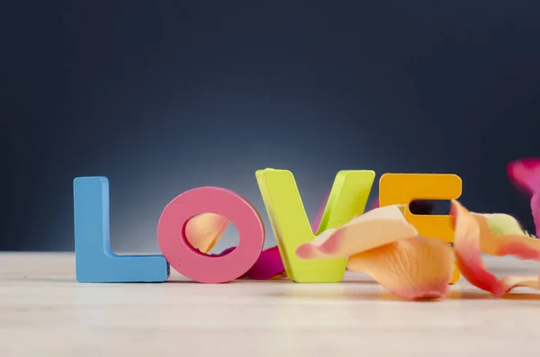 Красочные заглавные буквы слово ЛЮБОВЬ на деревянном столе для концепции Дня Святого Валентина — стоковое фото