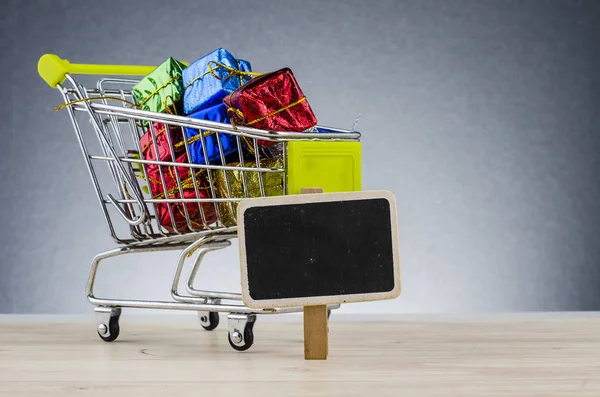 Winkelen grafiek op houten bureau over mooie kleurverloop achtergrond met galmeffecten — Stockfoto