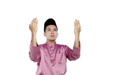 genç ve yakışıklı Asya adam geleneksel giyim yükselen ile el için dua beyaz arka plan üzerinde