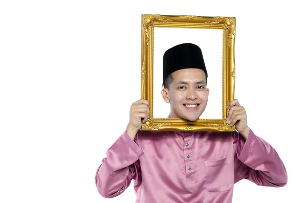 Jovem e bonito asiático homem com tradicional roupas segurando branco quadro sobre branco fundo — Fotografia de Stock