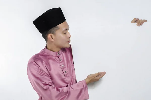 Jovem e bonito asiático homem com tradicional roupas segurando branco papelão — Fotografia de Stock