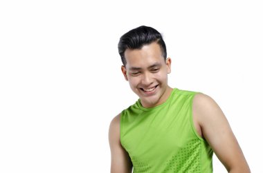 Spor Sağlık yaşam tarzı konsepti için beyaz arka plan oturan genç uygun adam yarım vücut