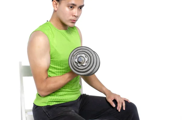 Hombre joven en forma en ropa deportiva, la celebración de la mancuerna sobre fondo blanco —  Fotos de Stock