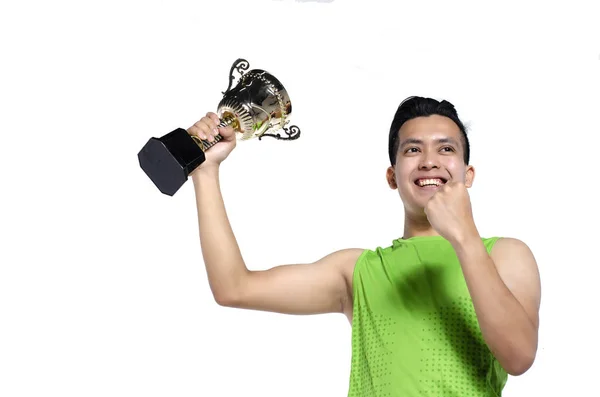 Happy ekspresi pemuda fit pria dalam pakaian olahraga, memegang piala emas atas latar belakang putih — Stok Foto