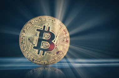 hafifçe aydınlatılmış koyu arka plan ve ışık ışını üzerinde yansıma tablosunda altın Bitcoin