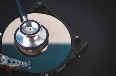 stetoskop tozlu karanlık arka plan üzerinde sabit disk sökmeye