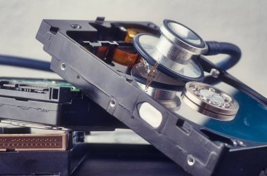 stetoskop tozlu karanlık arka plan üzerinde sabit disk sökmeye