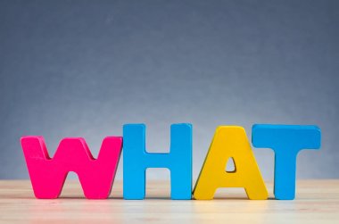  kelime Ne yavaşça aydınlatılmış koyu arka plan üzerinde masada ahşap alfabe kullanılarak yazıldığından