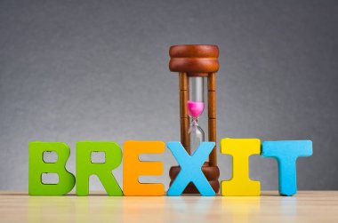 hafifçe aydınlatılmış koyu arka plan üzerinde ahşap masa üzerinde alfabekelime 