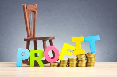 güzel yankı gradyan arka plan üzerinde ahşap masada sikke ve kelime Kar istifleme