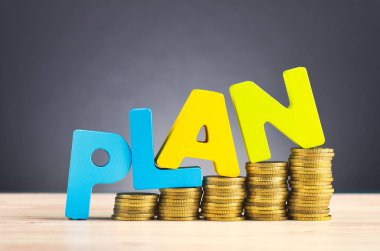 Kelime Planı ve para istifleme tahta masa üzerinde güzel yankı eğimli arkaplan üzerine