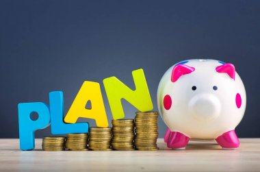 Kelime Planı ve para istifleme tahta masa üzerinde güzel yankı eğimli arkaplan üzerine