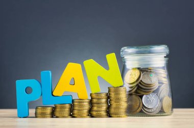 Kelime Planı ve para istifleme tahta masa üzerinde güzel yankı eğimli arkaplan üzerine