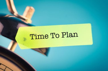 sarı yapışkan kağıt ve çalar saat üzerinde plan kelime Time yakın çekim görüntü