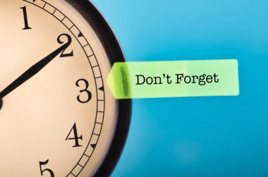 sarı yapışkan kağıt ve çalar saat üzerinde kelime Dont Forget yakın çekim görüntü
