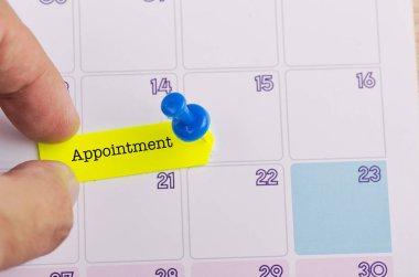 Ahşap masa üzerinde Dream Big kelime ve renkli kalemler 