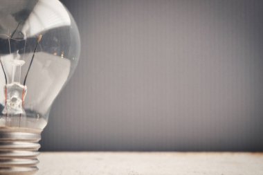 İş başarı ve İnovasyon kavramı, closeup ampul görüntüsünü gri arka plan üzerinde ateş