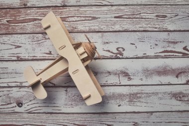 oyuncak ahşap retro uçak gölge seyahat veya erken eğitim kavramı için ahşap tablo