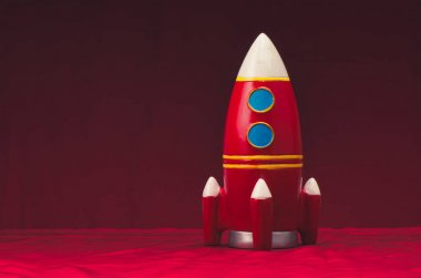 Düşük ışık atış, kaşif ve eğitim kavramı için karanlık arka plan üzerinde kırmızı plactic uzay zanaat