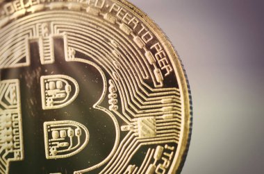 Sanal cryptocurrency ve Blockchain teknolojisi kavramı, altın Bitcoin üzerinde yavaşça aydınlatılmış karanlık arka plan üzerinde sabit disk sökmek 