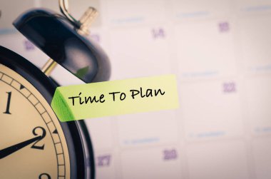 Zaman yönetimi kavramı, sarı yapışkan kağıt ve çalar saat üzerinde plan kelime Time Yakın çekim görüntü