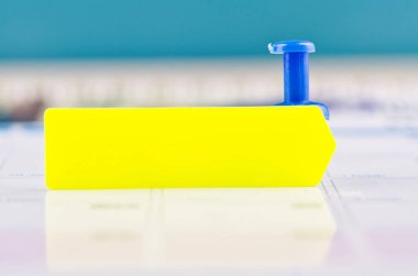 kavram arka planı planlamak için takvimde yapışkan kağıt ve raptiyeler. metin için kopya alanı